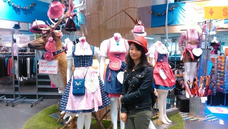 他們是Dirndl,算是德國的傳統服裝,通常在啤酒節或特別日子會穿(慕尼黑)