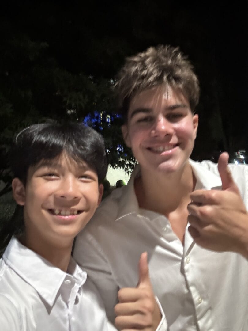 兩名少年在夜間戶外微笑自拍