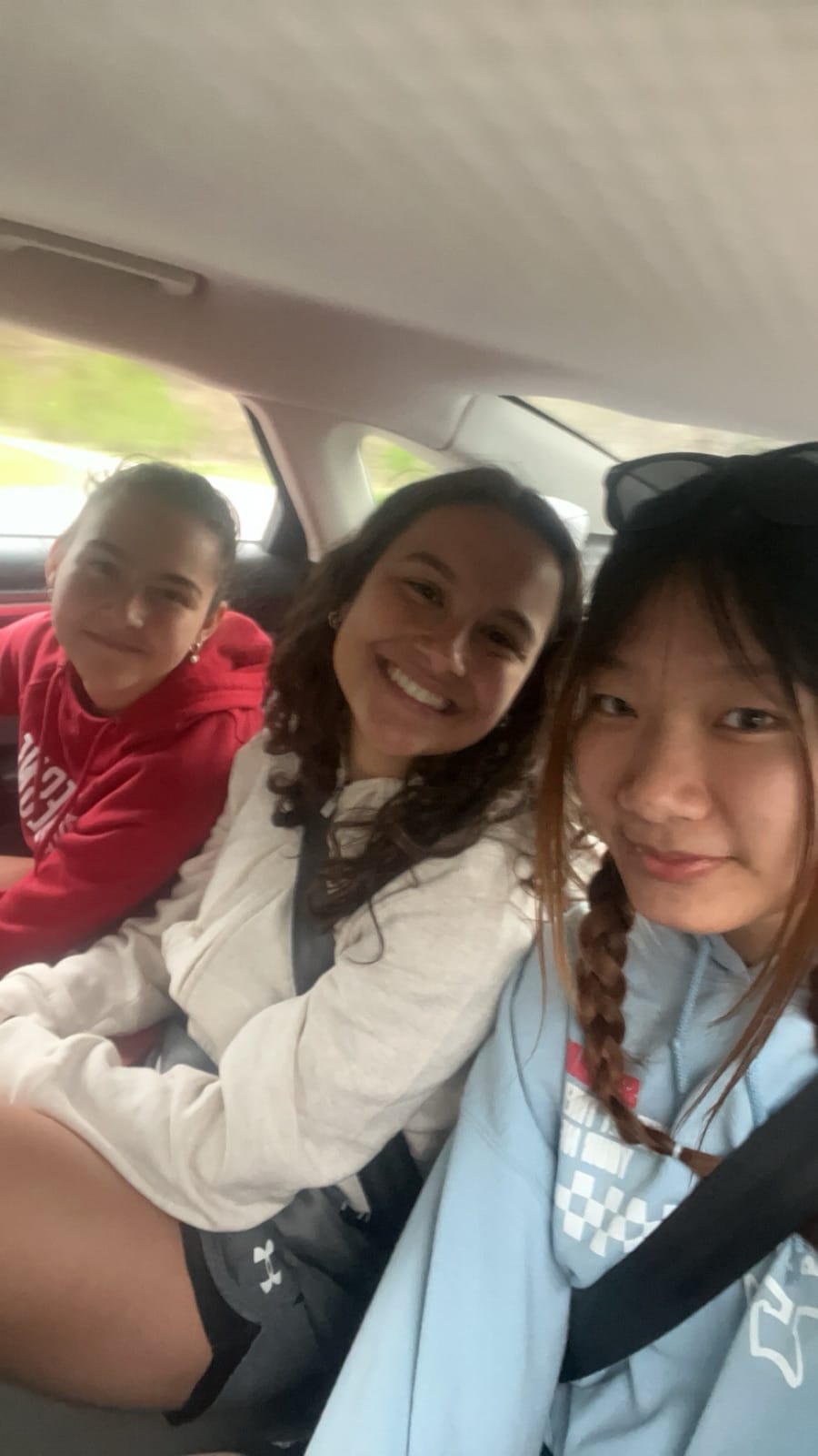三名年輕人在車內並肩自拍